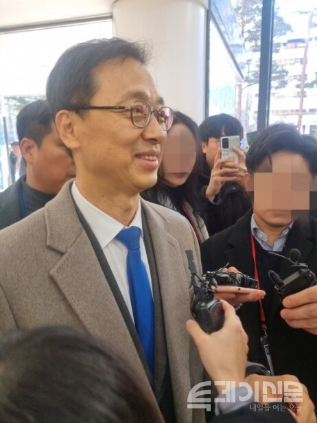 19일 오전 서울 송파구 교통회관에서 한미약품 임시주주총회가 열렸다. 이날 이사 해임안건 당사자인 한미약품 박재현 대표가 총회장에 입장하는 모습. ⓒ투데이신문<br>