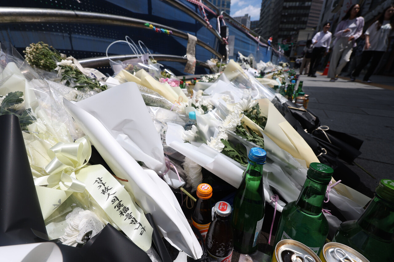 서울 중구 시청역 교차로 인근에서 발생한 사고 현장에 피해자들을 기리는 추모 용품들이 놓여 있다. [사진제공=뉴시스]