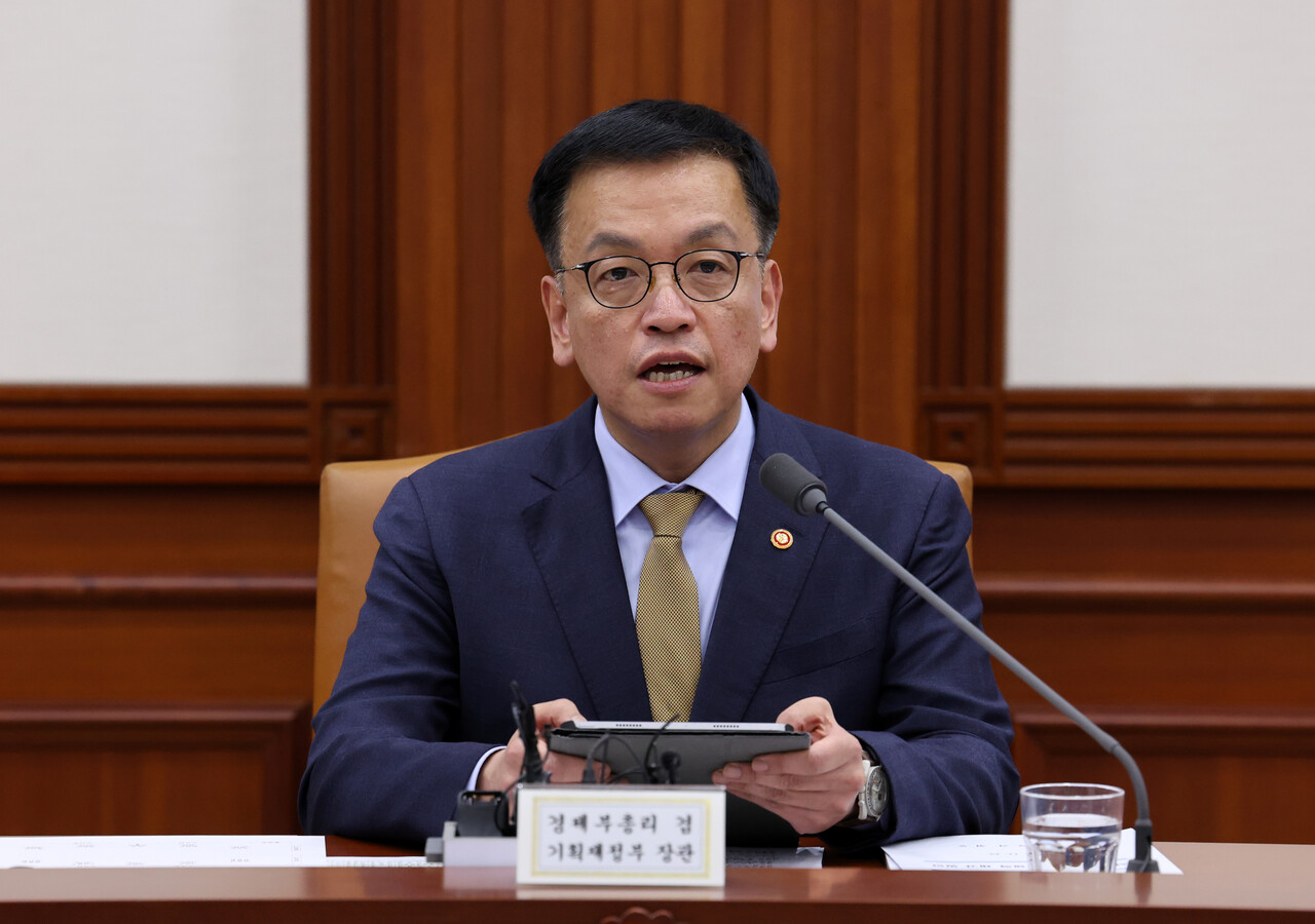 최상목 경제부총리 겸 기획재정부 장관이 23일 오후 서울 종로구 정부서울청사에서 열린 경제관계장관회의 겸 산업경쟁력강화 관계장관회의에서 발언하고 있다. [사진출처=뉴시스]