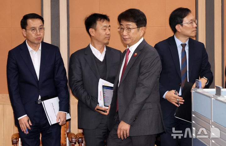 박상우 국토교통부 장관이 18일 세종시 정부세종청사에서 열린 기자간담회에 참석하고 있다. [사진 출처 = 뉴시스]<br>