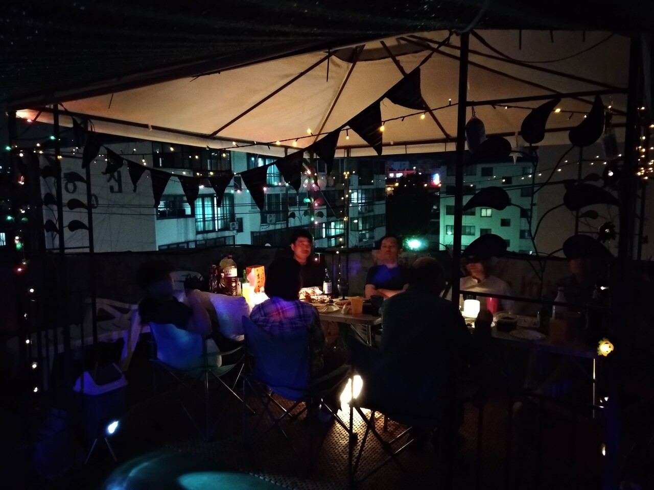 남우현, 유우코 부부가 옥상에서 이웃들과 교류회를 진행하고 있는 모습. [사진제공=본인]