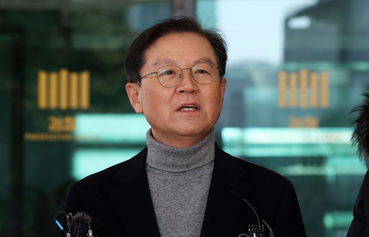 윤석열 대통령을 변호하는 윤갑근 변호사가 31일 서울 서초구 서울고등검찰청 앞에서 윤 대통령 체포영장 발부에 대한 입장을 밝히고 있는 모습. [사진제공=뉴시스]<br>