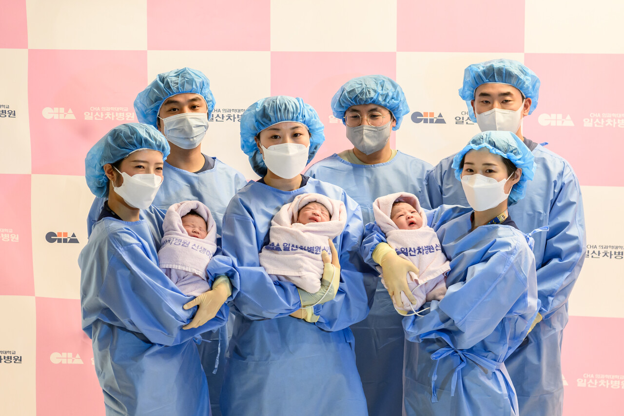 새해 첫날 일산차병원에서 태어난 아기를 간호사들이 안고 있다. 뒷줄 오른쪽부터 아기 아빠 강우석, 이효영, 박준수 씨. [사진 제공=일산차병원]<br>