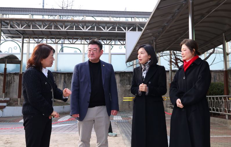 서울특별시의회&nbsp;최호정  의장이 지난 8일 대통령 관저 인근에 위치한 한남초등학교를 찾아 현장을 점검했다. [사진제공=서울시의회]<br>
