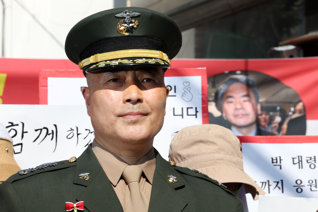 채 상병 순직 사건을 수사하다가 보직 해임된 박정훈(대령) 전 해병대 수사단장이 지난해 9월 3일 서울 용산구 중앙지역군사법원에서 진행되는 항명과 상관 명예훼손 혐의에 대한 7차 공판에 출석하기 위해 법원 앞에 나와 있다. [사진제공=뉴시스]<br>