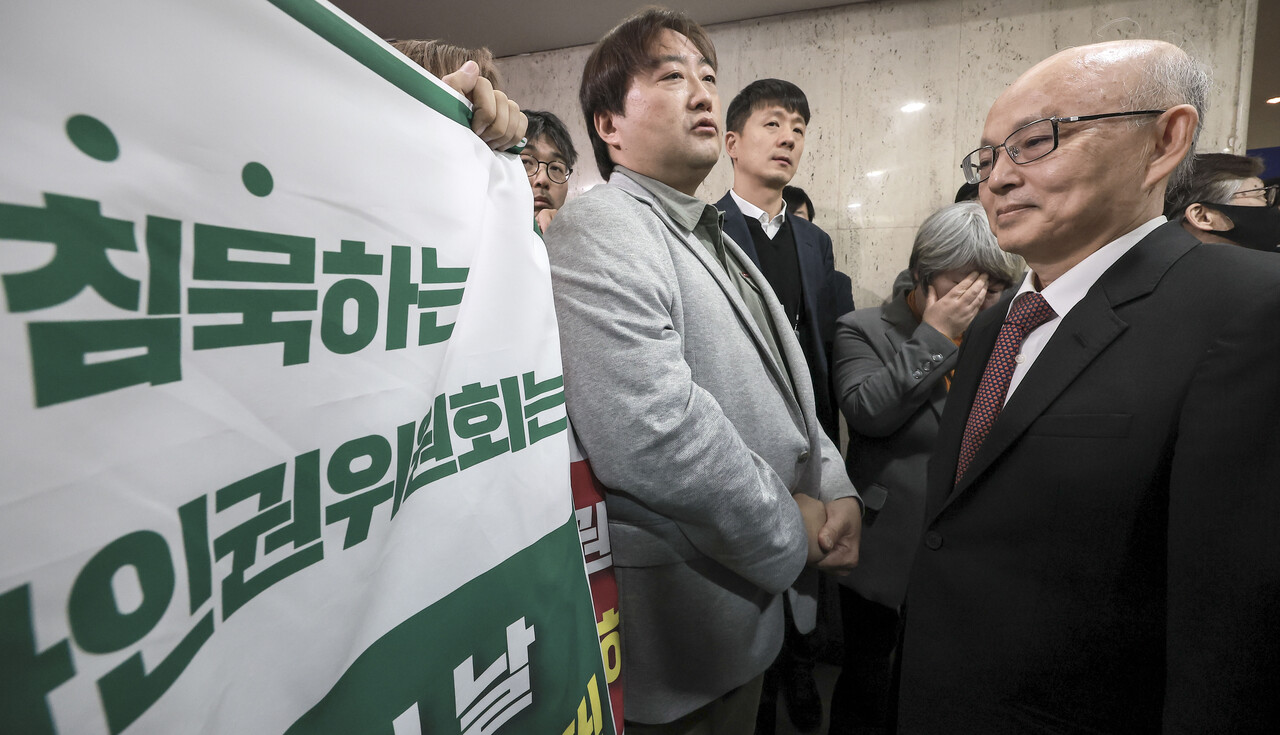 지난달 10일 서울 중구 한국프레스센터에서 진행된 ‘2024 인권의날’ 기념식장 앞에서 국가인권위원회 바로잡기 공동행동 회원들이 비상계엄선포에 대한 입장을 촉구하며 국가인권위원회 안창호 위원장의 입장을 막고 있다. [사진제공=뉴시스]<br>