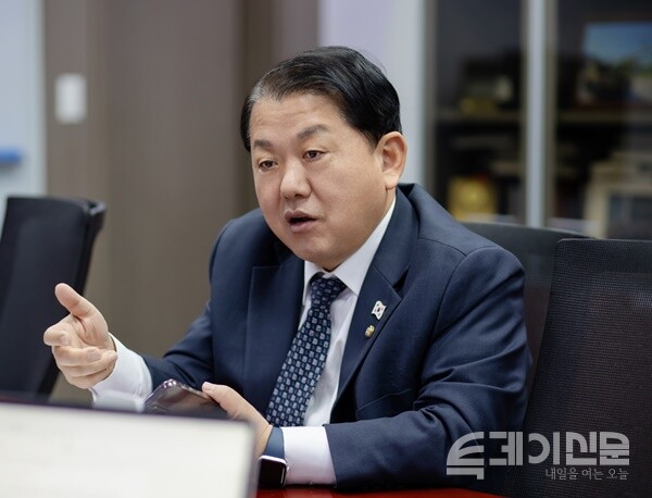 더불어민주당 김병주 최고위원이 국회 의원회관에서 투데이신문과 인터뷰를 하고 있다. ⓒ투데이신문<br>