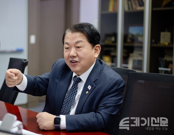 더불어민주당 김병주 최고위원이 유튜브 채널 ‘주블리’에 대해 설명하고 있다. ⓒ투데이신문