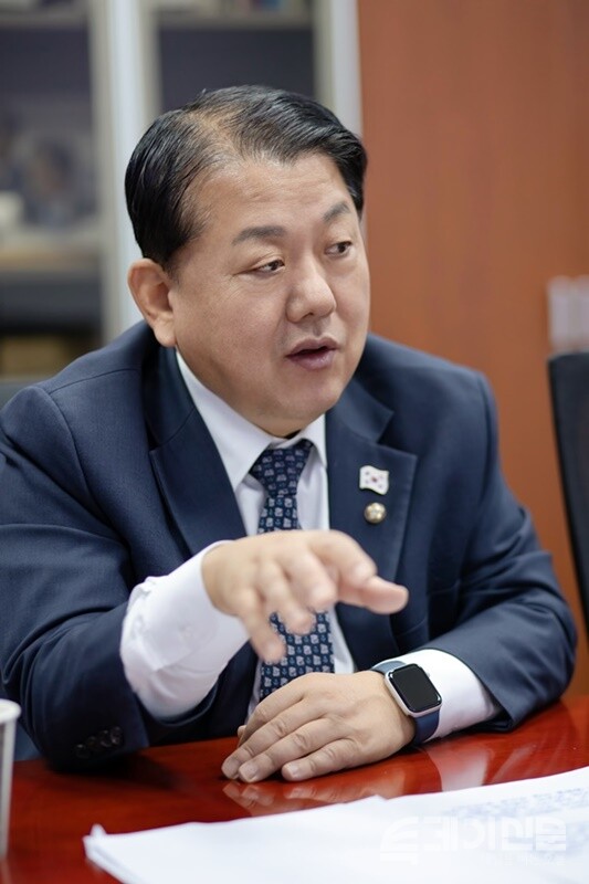 더불어민주당 김병주 최고위원이 국회 의원회관에서 취재진 질문에 답하고 있다. ⓒ투데이신문