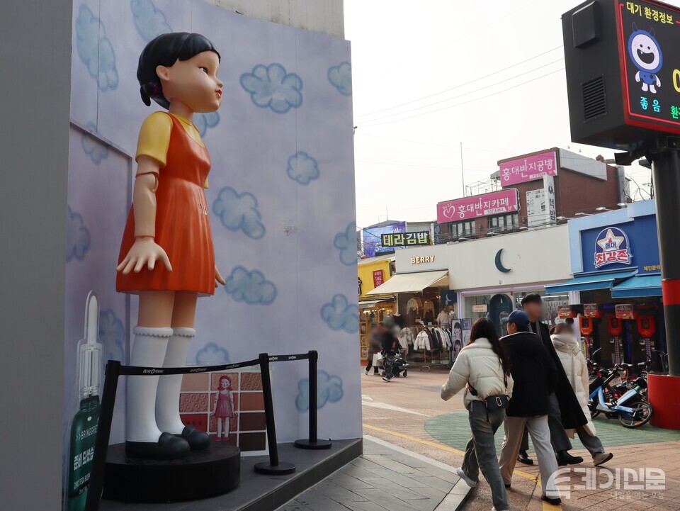 &lt;오징어 게임 2&gt; 홍보물이 홍대거리에 세워져 있다. ⓒ투데이신문