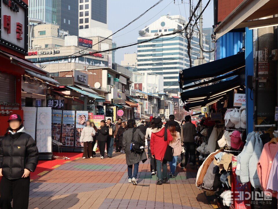 홍대 거리를 시민들이 걸어가고 있다. ⓒ투데이신문