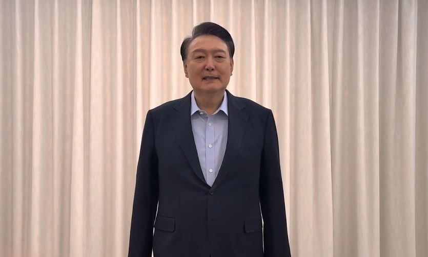 윤석열 대통령이 15일 내란수괴 혐의로 체포된 직후 공개한 대국민 영상 메시지에서 발언하고 있다.[사진제공=대통령실]<br>