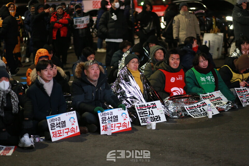 15일 오전 서울 용산구 한남동 대통령 관저 인근에서 윤석열 대통령 탄핵에 찬성하는 정당 및 시민사회단체 관계자들이 체포영장 집행 관련 뉴스 속보를 지켜보고 있다. ⓒ투데이신문