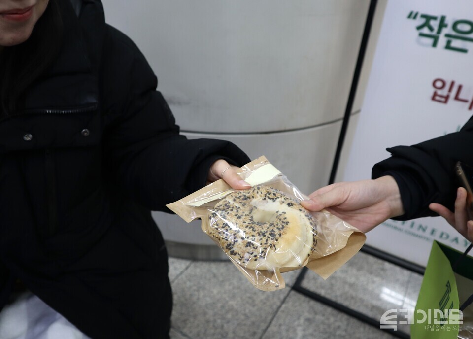 30대 청년 응답자가 빵을 고르고 있다. ⓒ투데이신문