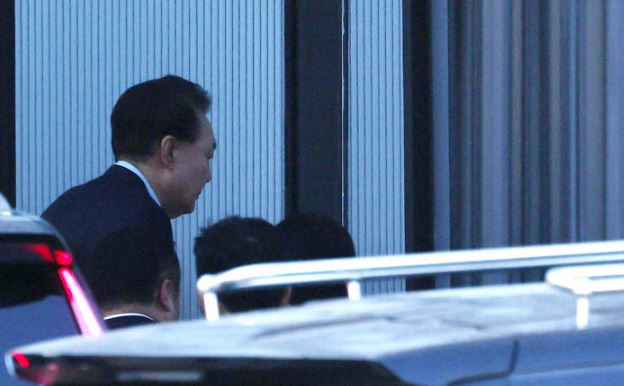 &nbsp;윤석열 대통령 2차 체포영장 집행이 진행된 15일 과천청사 공수처 청사로 윤 대통령이 출석하고 있다. [사진출처=뉴시스]<br>