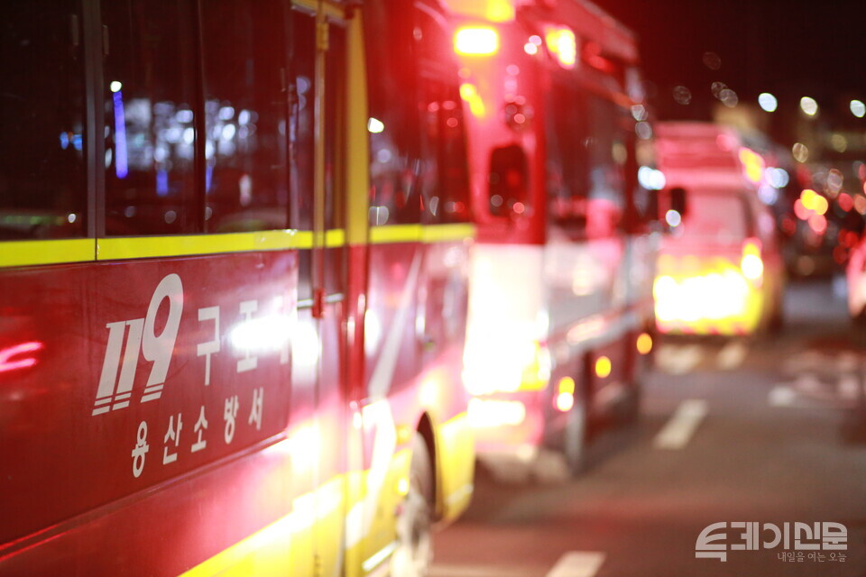 15일 서울 용산구 한남동 대통령관저 인근에 소방차와 응급차가 대기하고 있다. ⓒ투데이신문