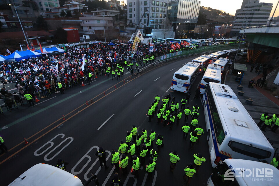 15일 오전 윤석열 대통령 지지자들이 서울 용산구 한남동 대통령관저 인근에 모여 체포영장 집행에 반대하는 집회를 진행하고 있다. ⓒ투데이신문