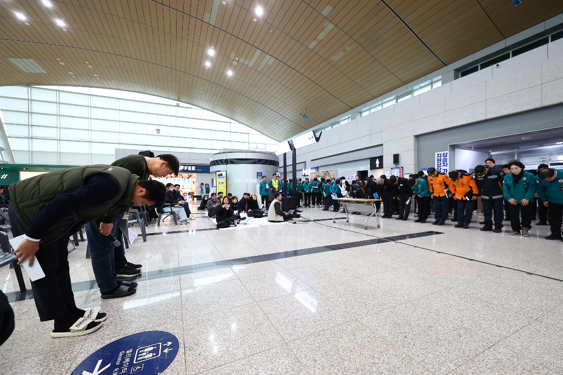 제주항공 여객기 참사 유가족 대표단이 5일 오전 전남 무안군 무안국제공항에서 정부 대표단에게 인사를 하고 있다. [사진제공=뉴시스]