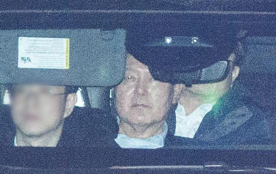 윤석열 대통령이 지난 15일 경기 의왕시 서울구치소로 이동하고 있다. [사진제공=뉴시스]