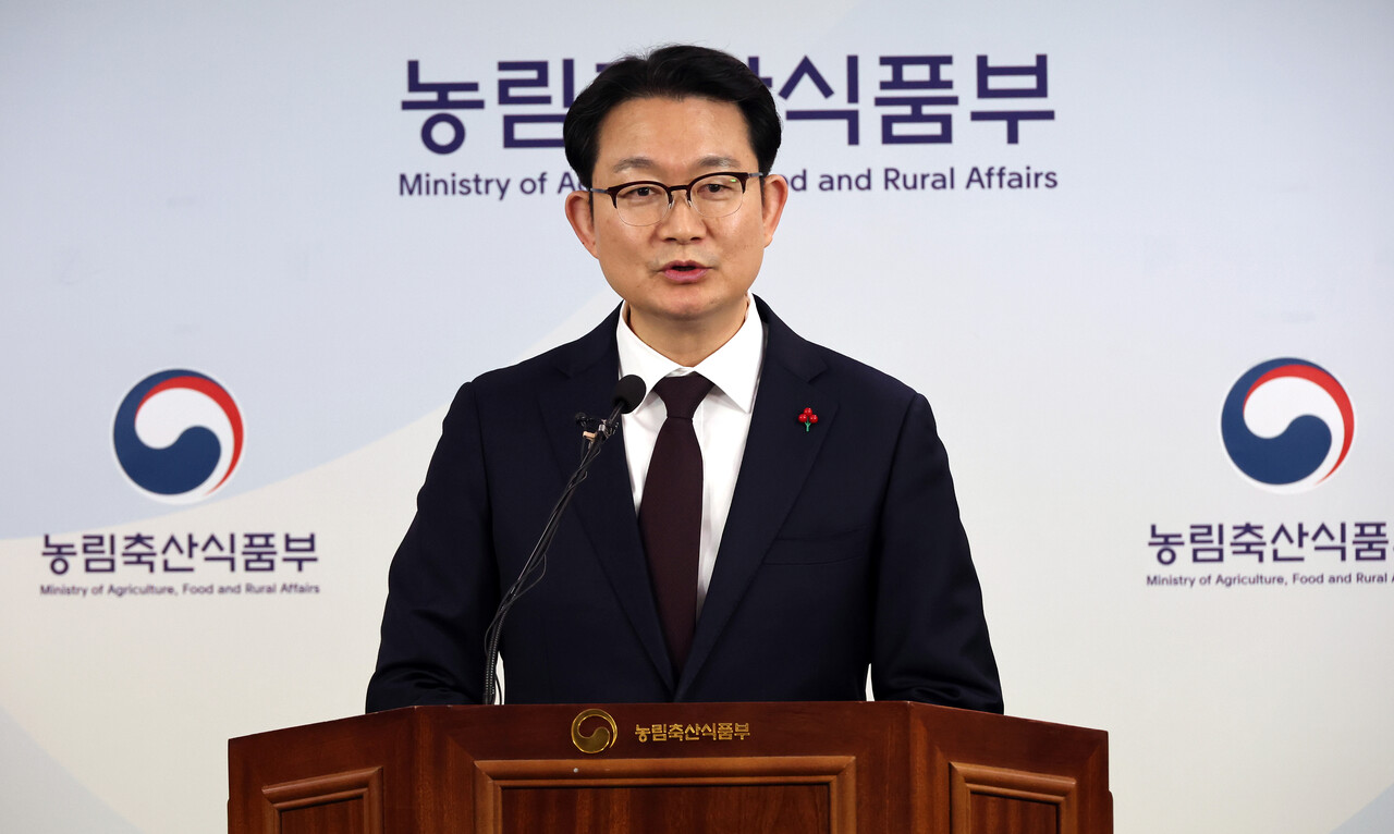 농림축산식품부 김종구 식량정책실장이 지난 8일 세종시 정부세종청사에서 설 성수품 수급안정 대책 주요 내용에 대해 발표했다. [사진 출처=뉴시스]