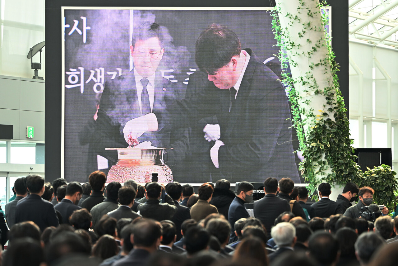 18일 오전 11시 전남 무안군 망운면 무안국제공항에서 제주항공 여객기 참사 희생자를 위로하는 정부 합동추모식이 열리고 있다. [사진제공=뉴시스]<br>