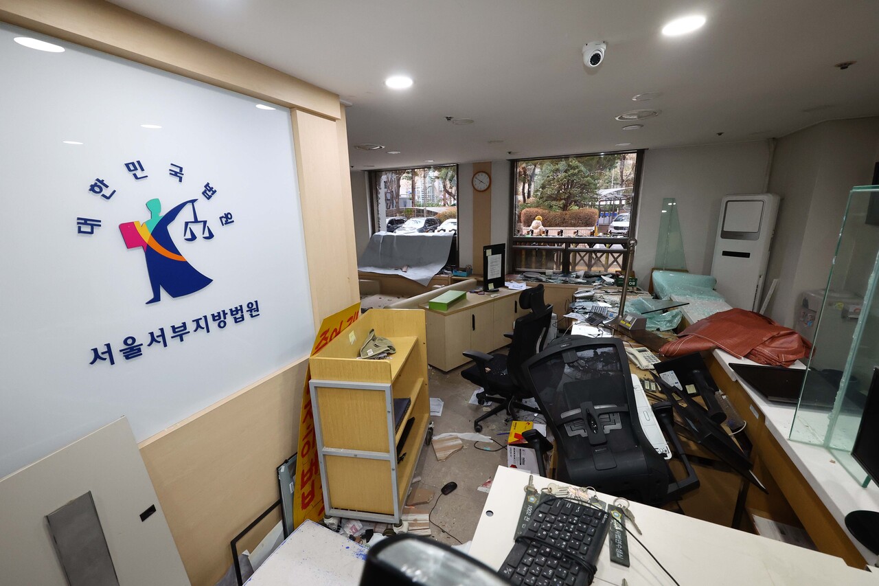 19일 서울 마포구 서울서부지방법원에 윤석열 대통령 지지자들이 난입해 내부 시설물과 집기 등이 파손돼 있다. [사진제공=뉴시스]