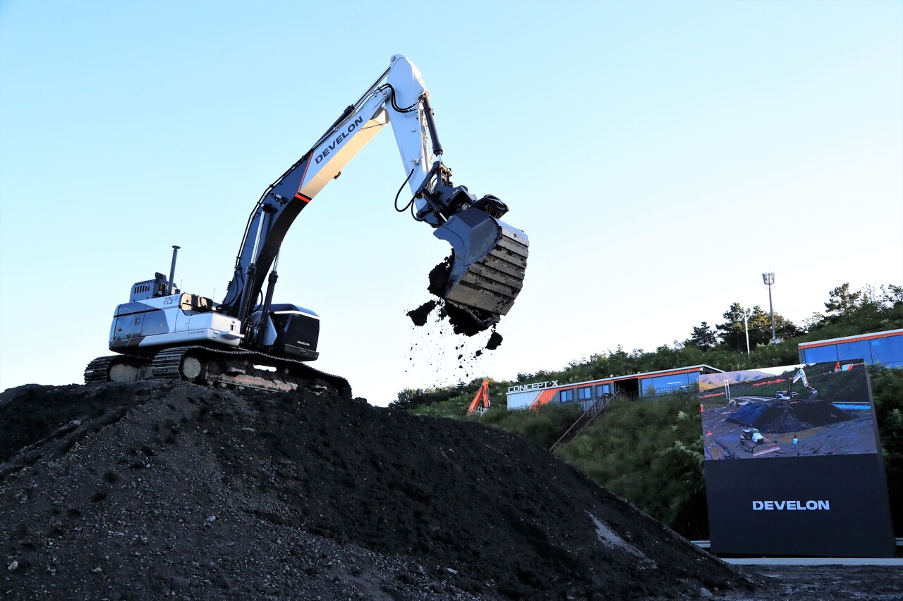 HD현대 건설기계부문의 건설장비 무인자동화 솔루션 'CONCEPT-X2'의 시연 모습. [사진제공=HD현대]