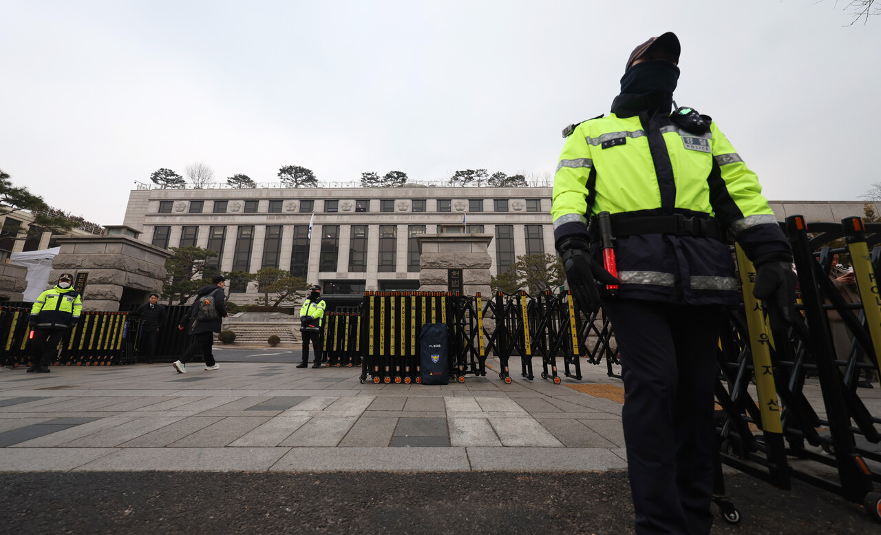 20일 서울 종로구 헌법재판소 앞에서 경찰이 경계근무를 서고 있다. [사진제공=뉴시스]
