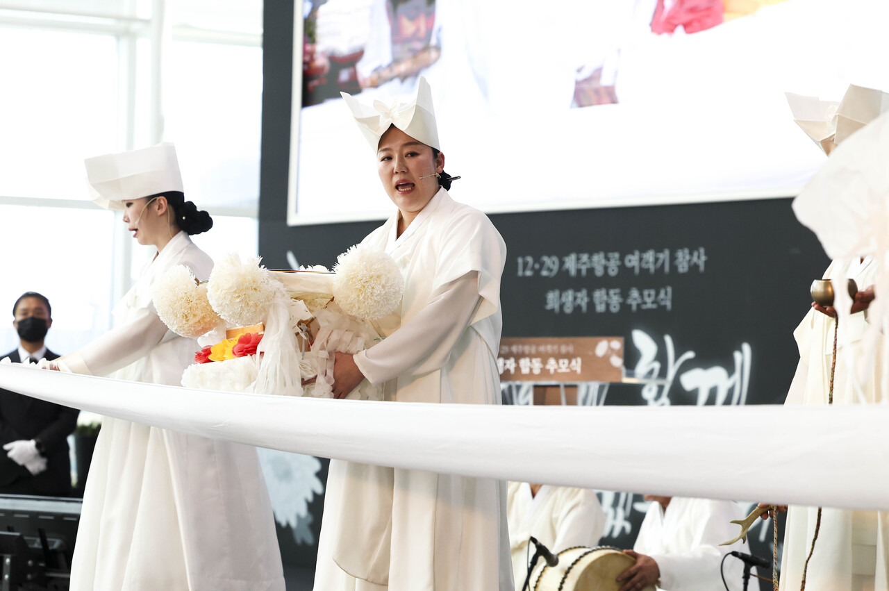 지난 18일 전남 무안국제공항에서 열린 제주항공 여객기 사고 합동 추모식에서 진도 씻김굿 보존회의 추모공연이 이어지고 있다. [사진제공=뉴시스]