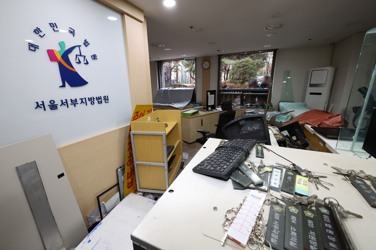 서울 마포구 서울서부지방법원 내부가 윤석열 대통령 지지자들의 난입으로 파손돼 있다. [사진제공=뉴시스]