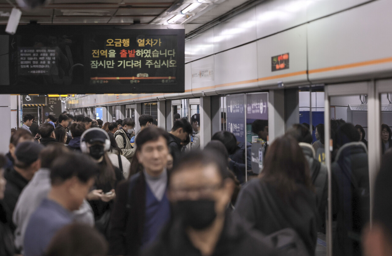 수도권 지하철 2호선에 승차를 기다리는 시민들이 모여 있다. [사진제공=뉴시스]