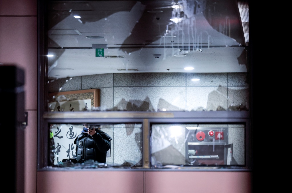 윤석열 대통령의 구속영장이 발부된 19일 서울 마포구 서울서부지방법원의 유리창이 윤 대통령 지지자들에 의해 파손된 모습. [사진제공=뉴시스]