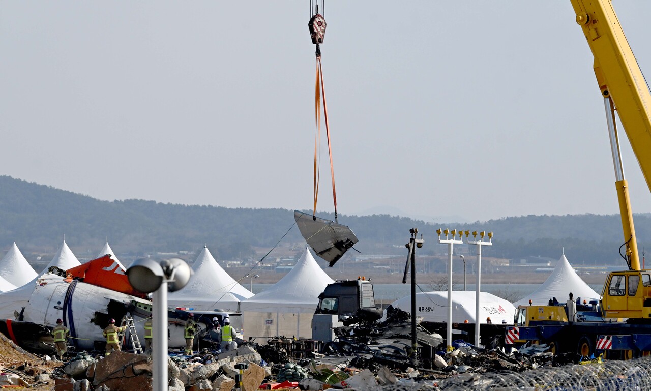 지난달 29일 제주항공 참사가 발생한 무안국제공항에서 사고 현장 수습이 이뤄지고 있다. [사진제공=뉴시스]
