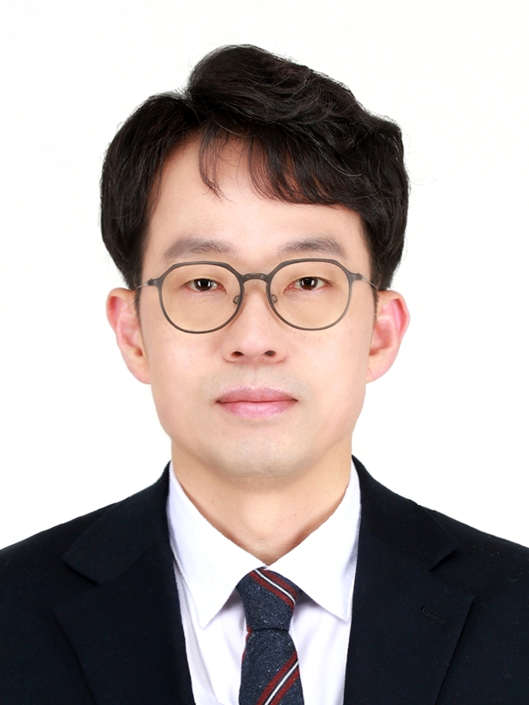 △한국인터넷신문협회 허윤철 사무국장(언론학 박사)<br>