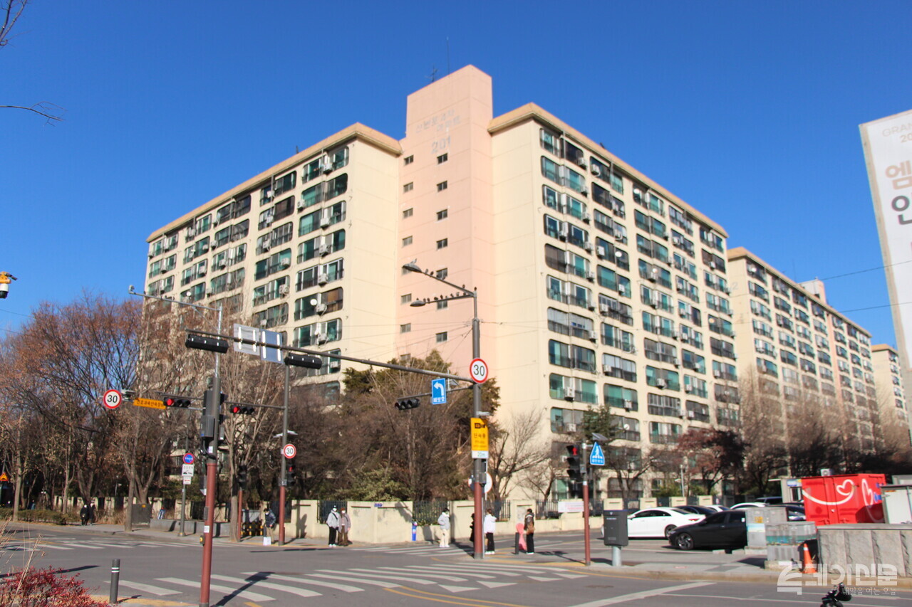 신반포4차 아파트 201동 전경. ⓒ투데이신문