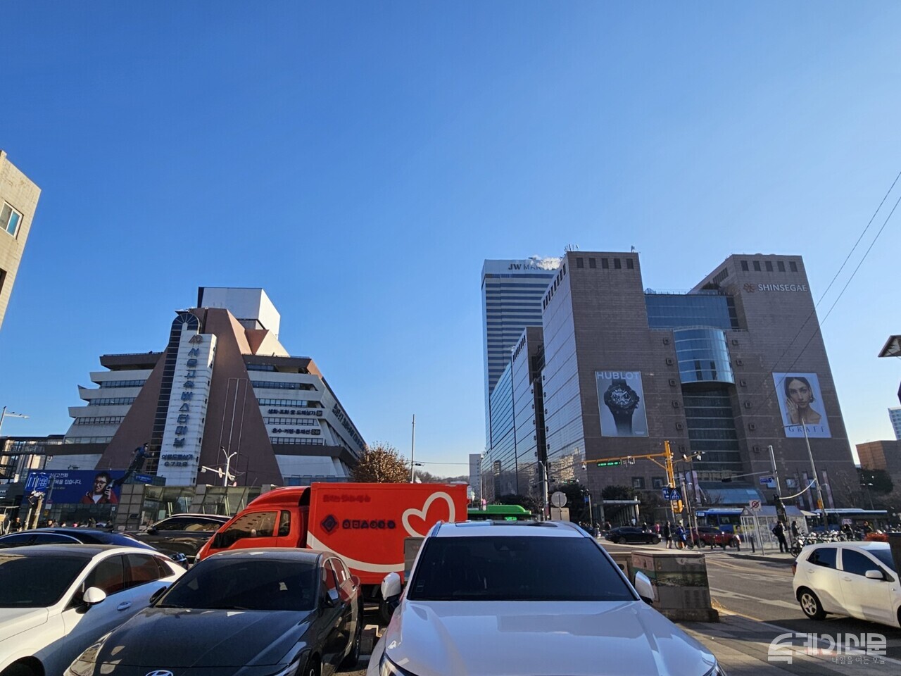 신반포4차 아파트단지에서 바라본 서울고속터미널과 신세계백화점 강남점.&nbsp;ⓒ투데이신문