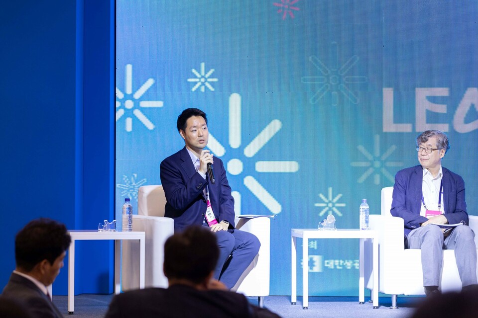 현대해상 정경선 최고지속가능책임자(CSO)가 ‘제1회 대한민국 사회적가치 페스타’에서 리더스 서밋 프로그램을 진행하고 있다 [사진제공=현대해상]<br>