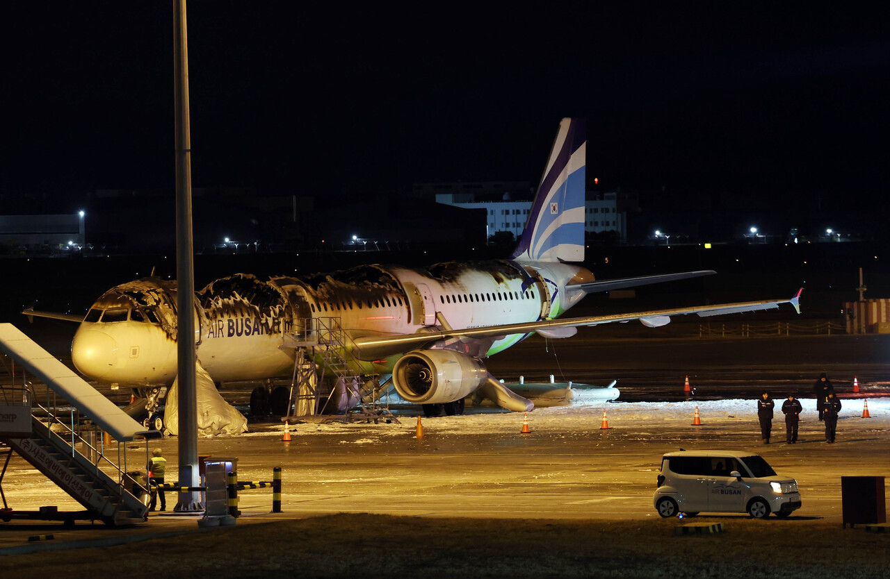 29일 새벽 진화가 완료된 에어부산 항공기 모습 [사진제공=뉴시스]