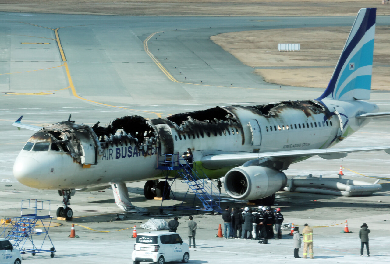 국토교통부 항공철도사고조사위원회와 부산경찰청, 부산소방재난본부, 국립과학수사연구원 등이 30일 부산 강서구 김해국제공항 에어부산 항공기 화재현장에서 합동감식을 앞두고 안전 확보를 위한 현장점검을 하고 있다. [사진제공=뉴시스]
