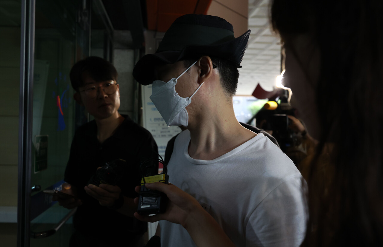 지난해 8월 1일 서울 은평구 한 아파트 단지에서 같은 아파트 주민을 살해한 30대 남성 백 모씨가 서울 마포구 서울서부지법에서 열린 살인 혐의 영장실질심사(구속 전 피의자심문)에 출석하기 위해 법원에 들어가고 있다. [사진제공=뉴시스]<br>