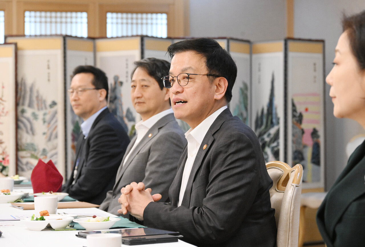 최상목 대통령 권한대행 부총리 겸 기획재정부 장관이 3일 서울 종로구 정부서울청사에서 수출기업 오찬간담회를 주재하며 발언하고 있다. [사진제공=뉴시스]