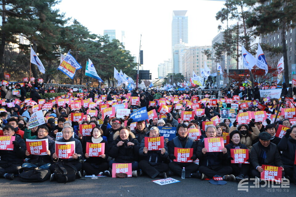 지난해 12월 7일 오후 서울 여의도 국회 앞은 윤석열 대통령에 대한 탄핵소추안 통과를 촉구하는 시민들로 가득찼다. ⓒ투데이신문