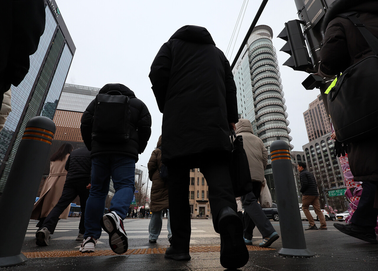지난달 31일 서울 종로구 광화문네거리에서 시민들이 걸어가고 있다. [사진제공=뉴시스]<br>