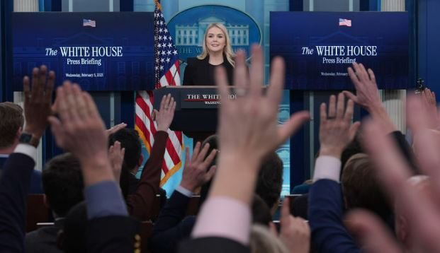 캐롤라인 레빗 백악관 대변인이 5일(현지시간) 백악관 정례브리핑을 진행하고 있다.&nbsp;[사진출처=뉴시스]<br>