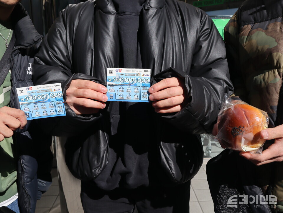 딱지맨 실험에 참가한 취재원들이 복권과 빵 중 고르고 있다. ⓒ투데이신문