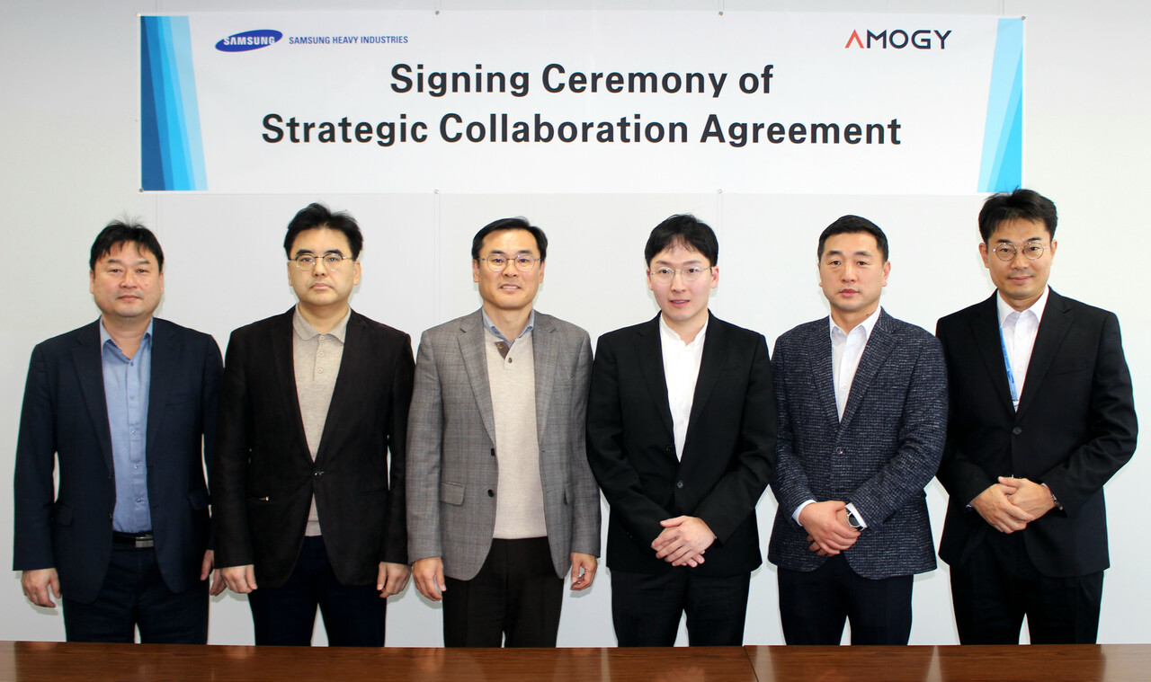 삼성중공업 김경희 부사장(왼쪽 세번째)과 아모지 우성훈 대표이사(왼쪽 네번째) 등 양사 관계자들이 SCA 체결 기념 촬영을 하고 있다. [사진=삼성중공업]