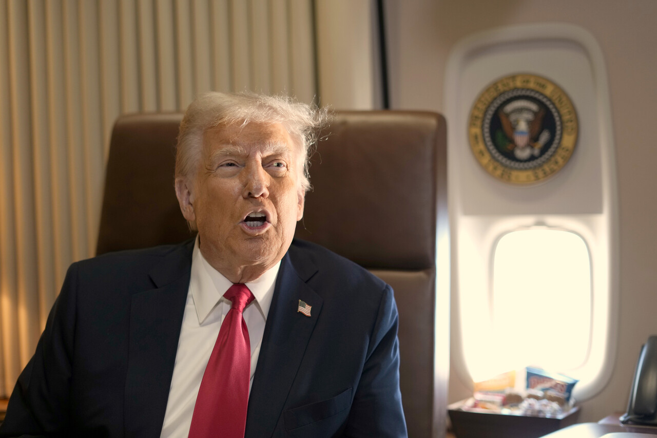 도널드 트럼프 미국 대통령이 9일(현지 시간) 루이지애나주 뉴올리언스로 향하는 대통령 전용기 에어포스원 안에서 취재진 질문에 답하고 있다. [사진=AP/뉴시스]