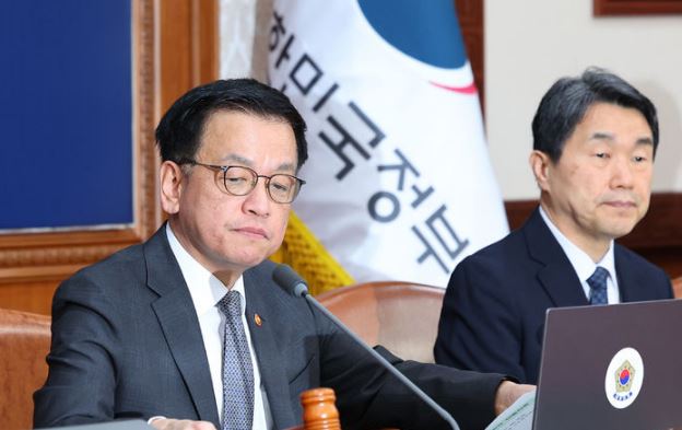 최상목 대통령 권한대행 부총리 겸 기획재정부 장관이 11일 서울 종로구 정부서울청사에서 열린 국무회의를 주재하며 의사봉을 두드리고 있다.&nbsp;[사진출처=뉴시스]<br>