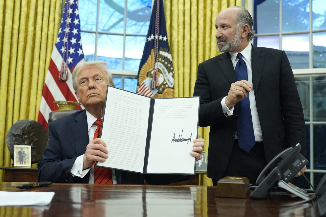 도널드 트럼프 미국 대통령이 10일(현지 시간) 백악관 집무실에서 철강과 알루미늄 제품 관세 부과에 관한 포고문에 서명한 후 이를 들어 보이고 있다. [사진=AP/뉴시스]