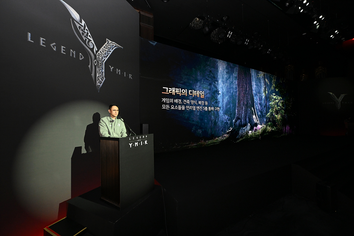지난달 23일 서울 양재 엘타워에서 열린 ‘레전드 오브 이미르’ 미디어 쇼케이스에서 총괄 디렉터 석훈 PD가 발표하고 있다. [사진=위메이드]